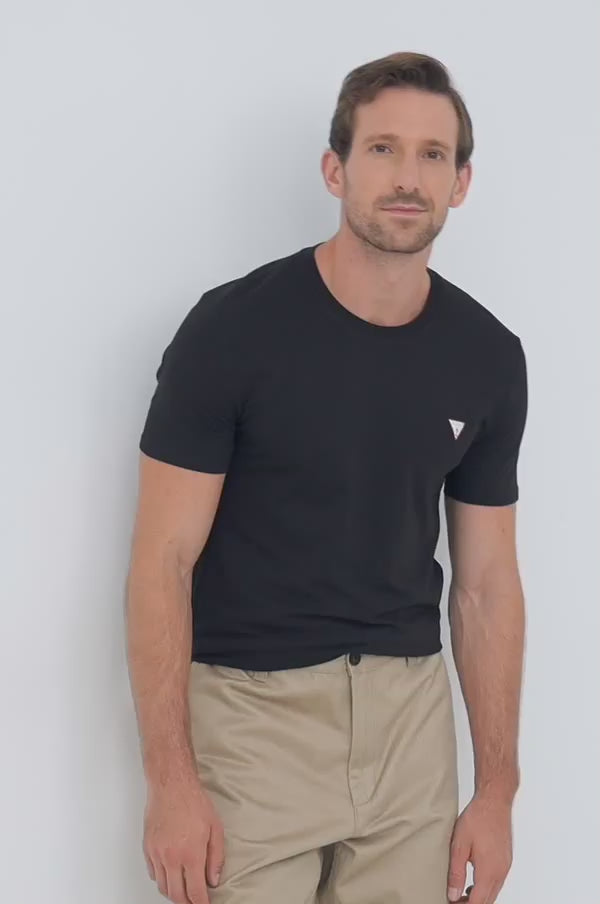 تي شيرت Guess بشعار الصدر - أسود