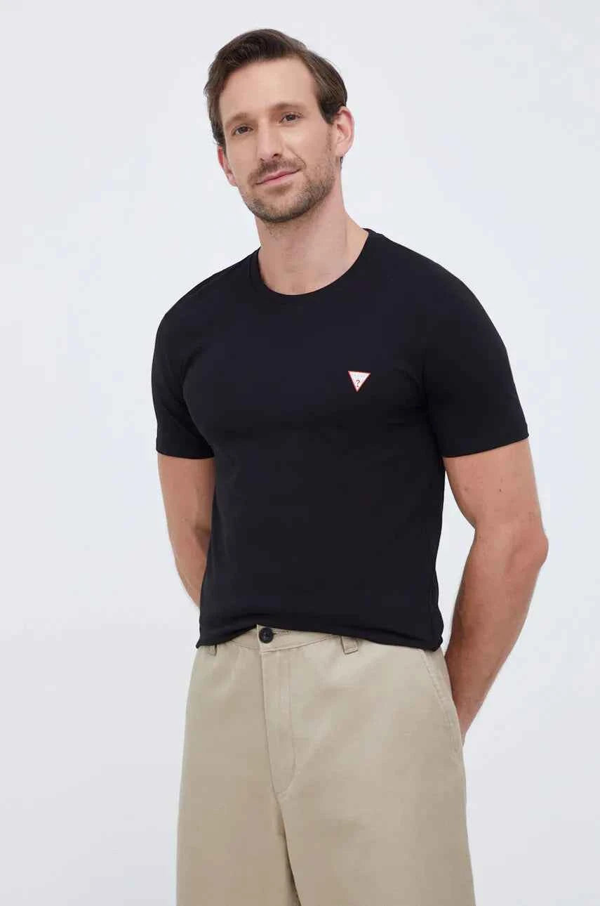 تي شيرت Guess بشعار الصدر - أسود