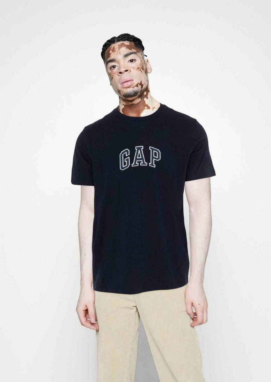 تي شيرت بشعار Gap Mid - أسود